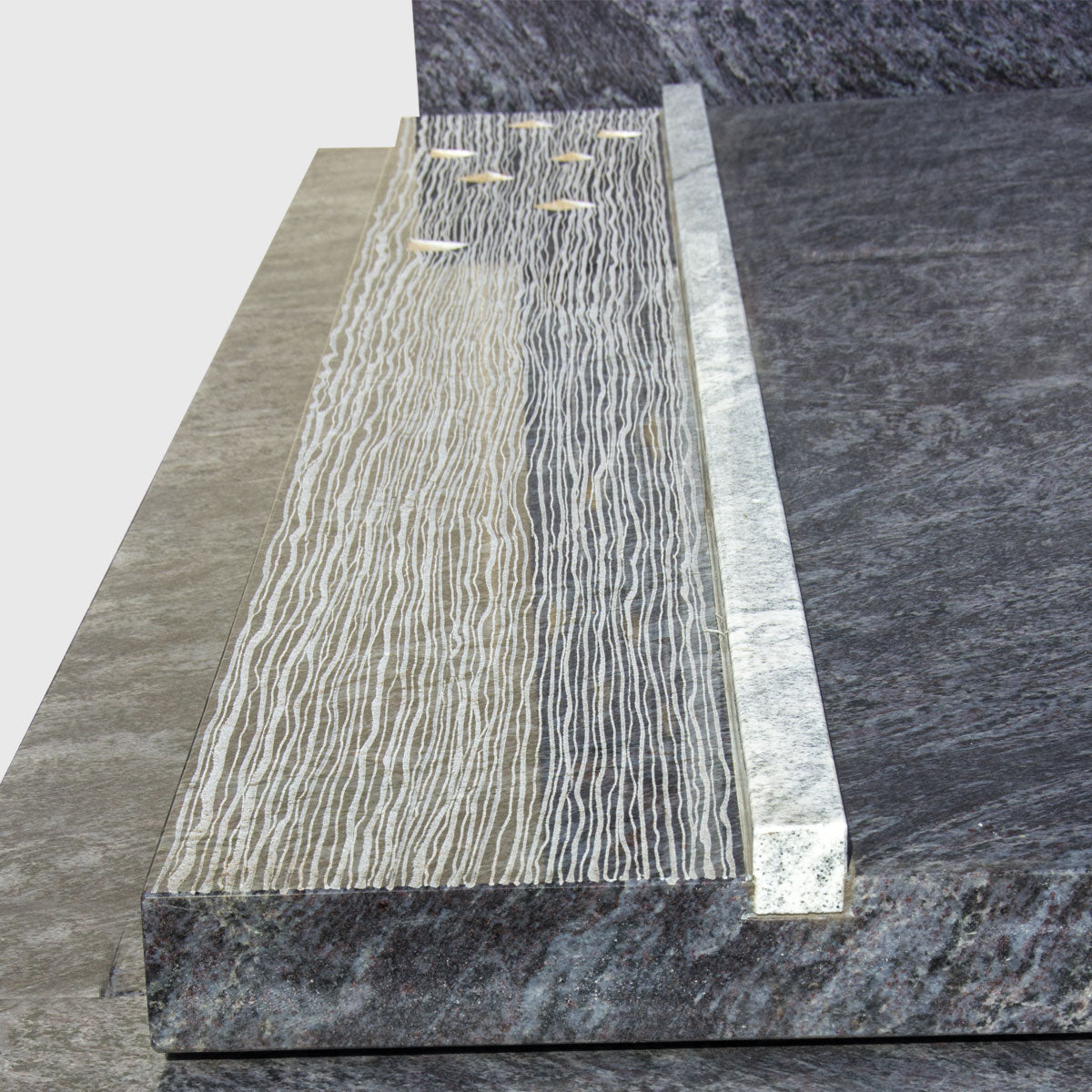 Grabanlage mit Deckplatte aus Orion Blue Granit