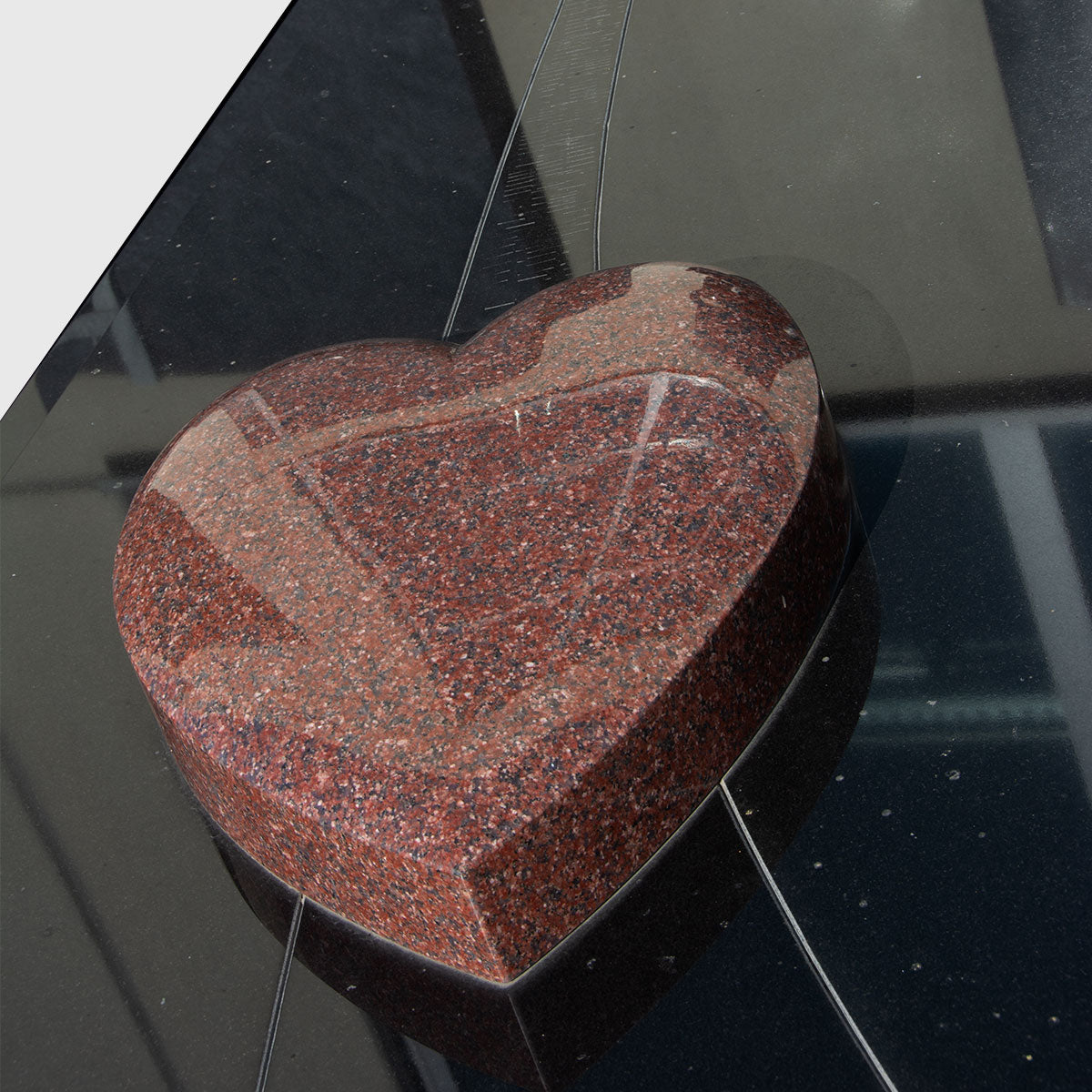 Grabanlage mit Deckplatte aus Premium Black Granit