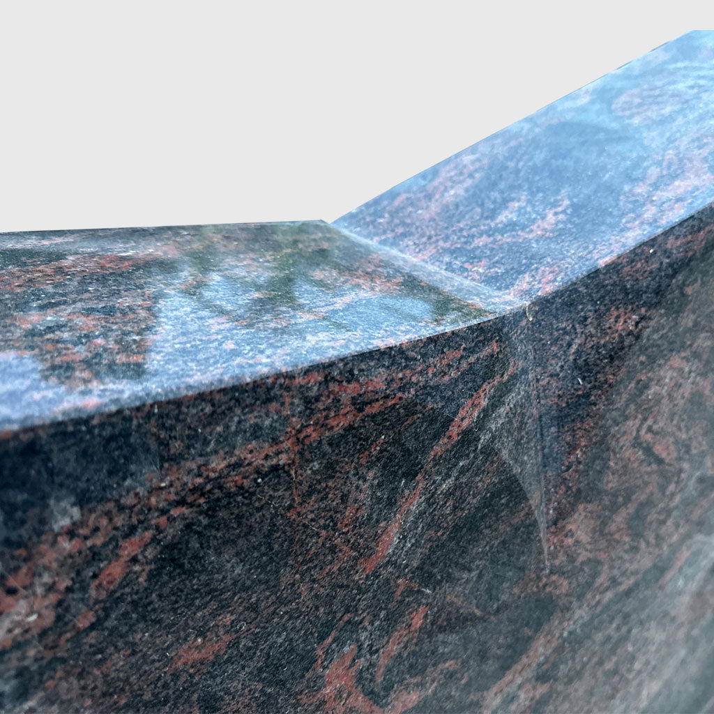 Grabstein aus indischem Aurora Granit für Doppelgrab – Naturstein mit einzigartiger Maserung und Flügelornament
