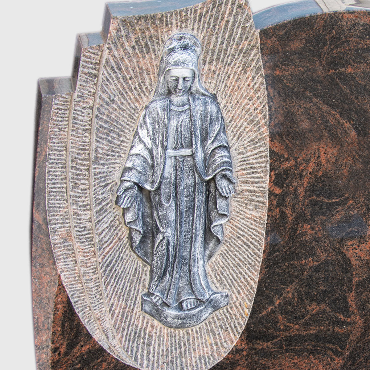 Grabstein aus indischem Aurora Granit mit colorierter Madonna – ausdrucksstarkes Naturstein-Grabmal mit religiösem Symbol