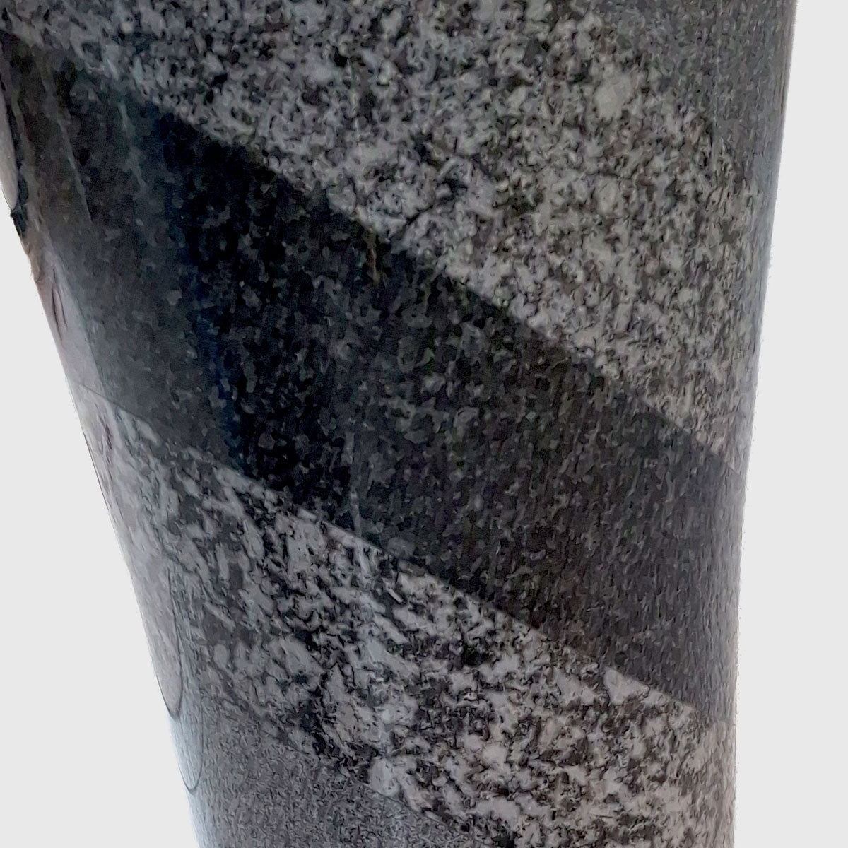 Bodenvase aus österreichischem Granit – handgefertigte Steinvase von Stone Lounge