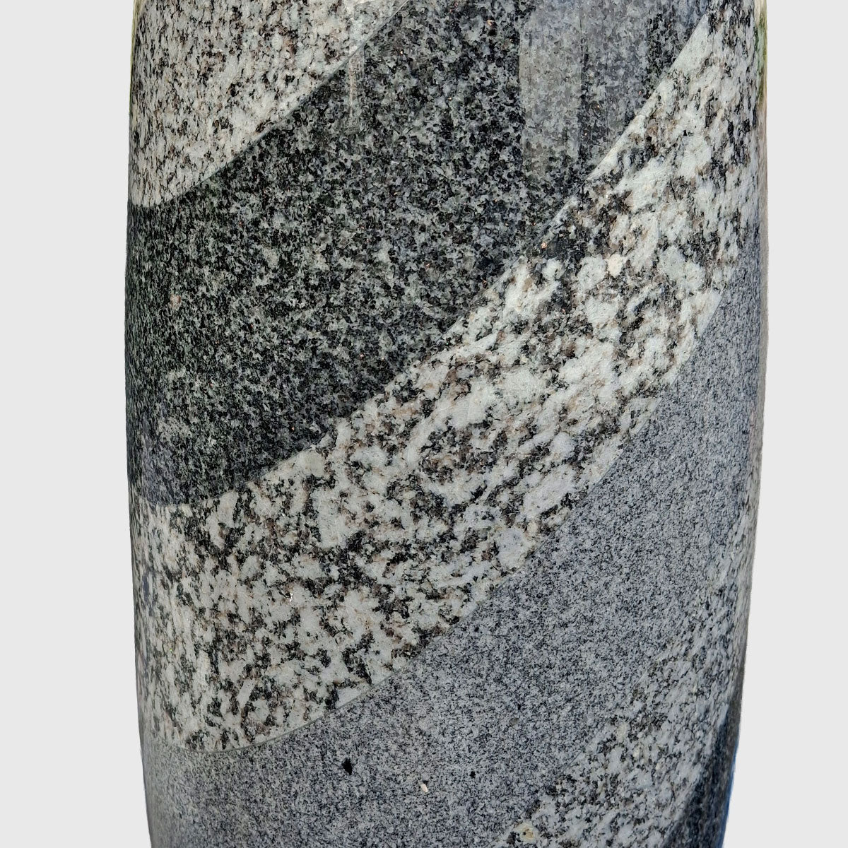 Gebogene Bodenvase aus österreichischem Granit – handgefertigtes Unikat von Stone Lounge