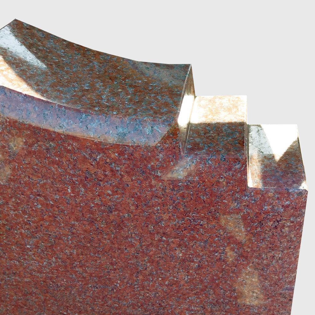 Grabstein aus Rot Schwedischem Granit mit profilierter Kopfform – Stone Lounge