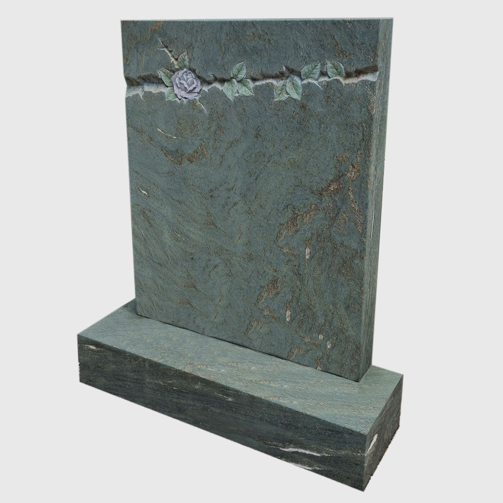 Grabstein aus Dorfer Grün Marmor mit eingravierter und farbig hervorgehobener Rosenranke