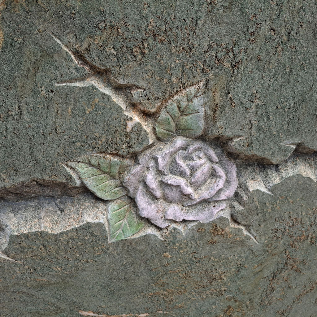 Grabstein aus Dorfer Grün Marmor mit eingravierter und farbig hervorgehobener Rosenranke