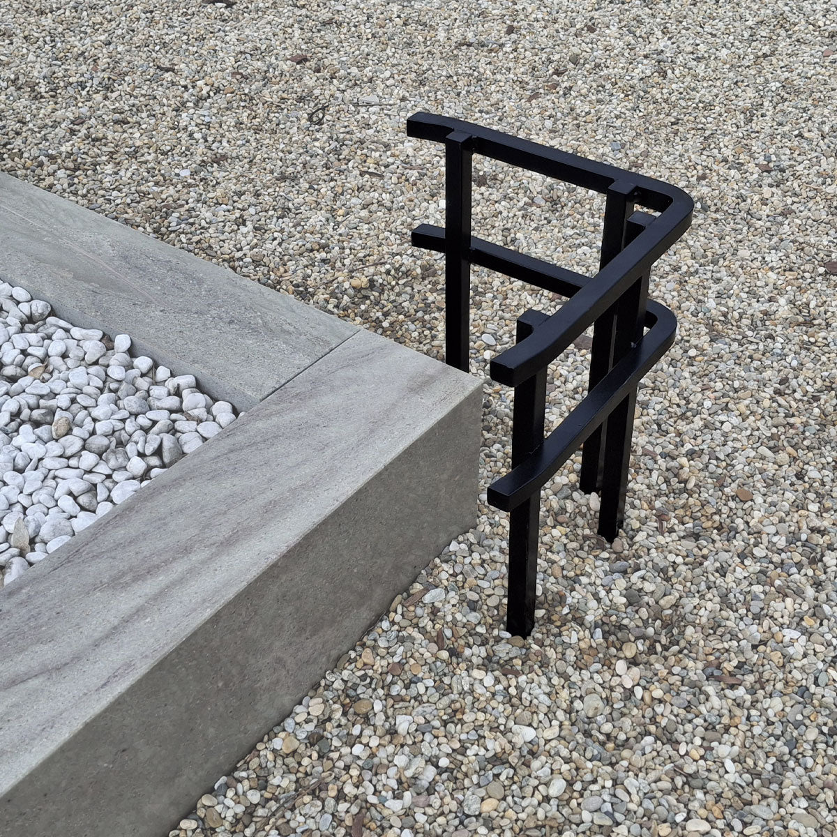 Seitliche Ansicht des Kantenschutzes aus Stahl neben einem Grab