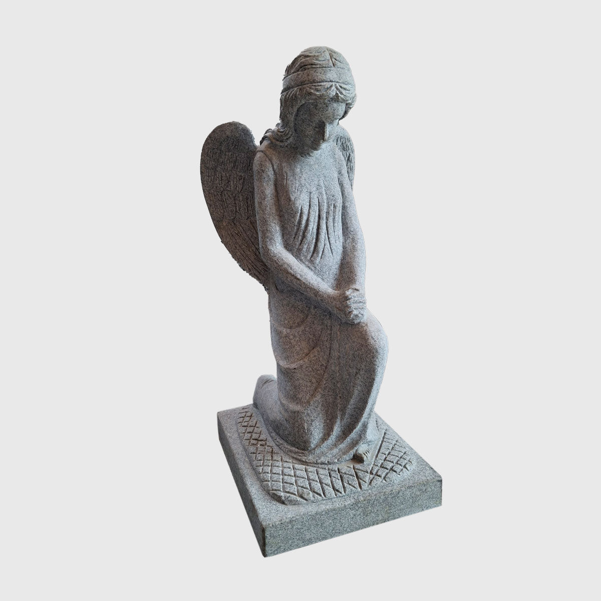 Engel Figur aus Padang Hell Granit kaufen – detailreiche Grabskulptur als stilvoller Grabschmuck
