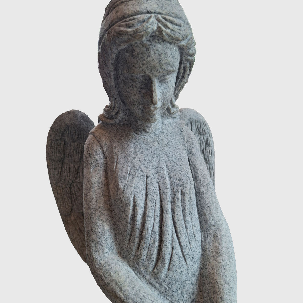 Engel Figur aus Padang Hell Granit kaufen – detailreiche Grabskulptur als stilvoller Grabschmuck