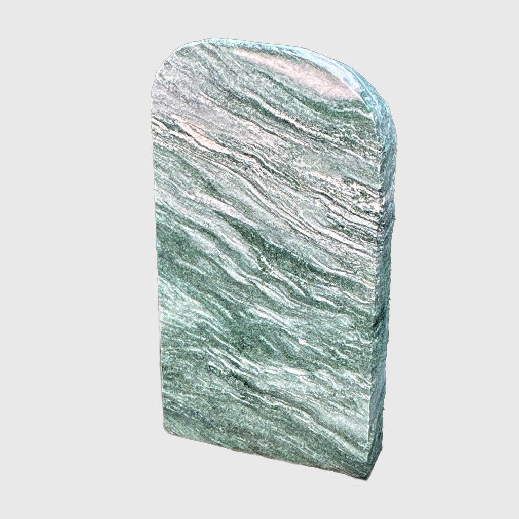 Natursteinfelsen Atlantis Granit, grünlich schimmernd mit lebendiger Struktur – Stone Lounge