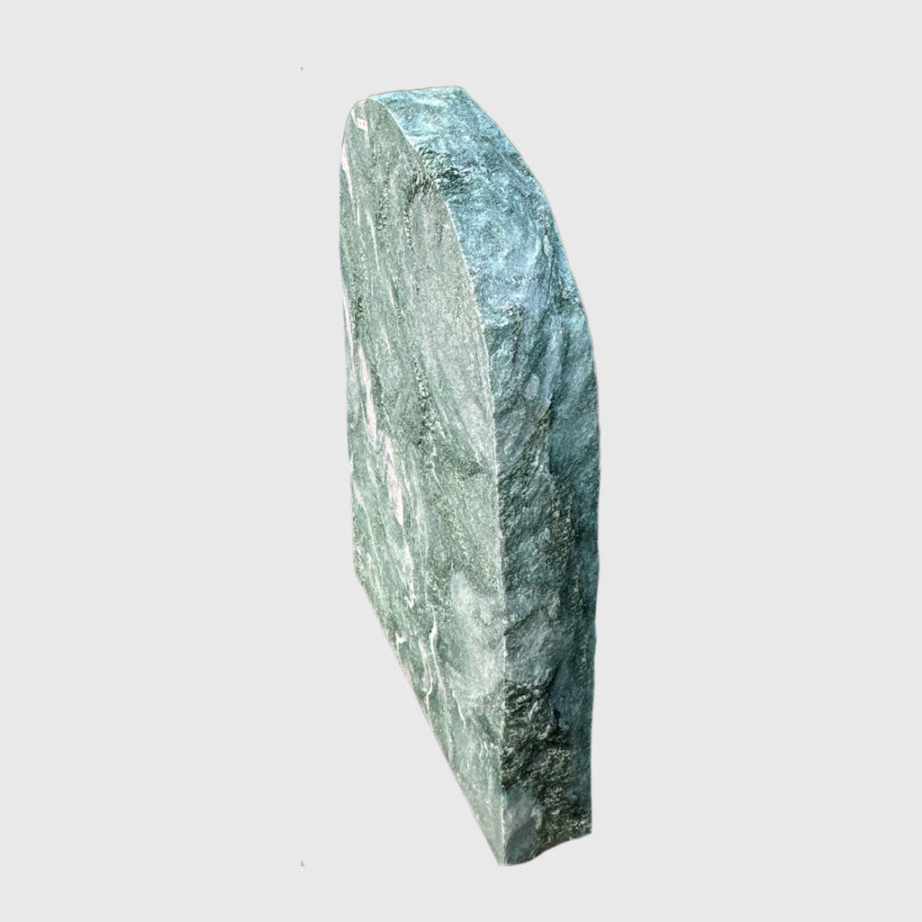 Natursteinfelsen Atlantis Granit in Grün, mit sanfter Maserung & schimmernder Struktur – Stone Lounge