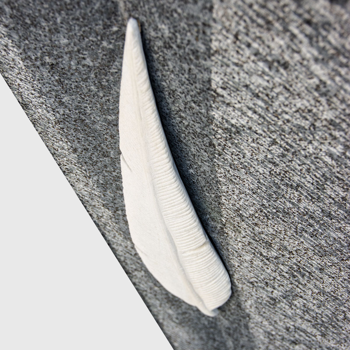 Grabstein aus Gebhartser Granit mit scharrierter Oberfläche und Marmor-Feder – elegantes Naturstein-Grabmal aus Österreich