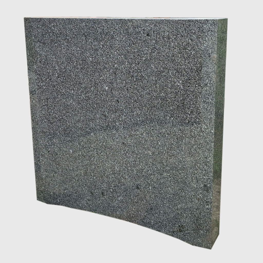 Renovierter Grabstein aus Gebhartser Granit kaufen – Grabmal mit polierter, konkaver Vorderfläche