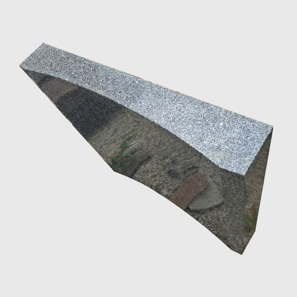 Renovierter Grabstein aus Gebhartser Granit kaufen – Grabmal mit polierter, konkaver Vorderfläche