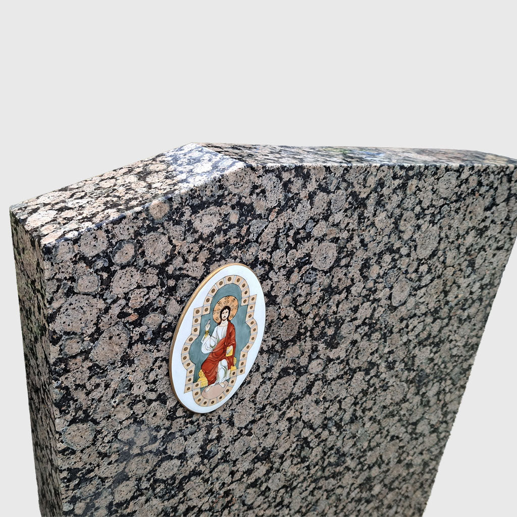 Grabstein aus Baltic Brown Granit mit religiösem Bildmotiv