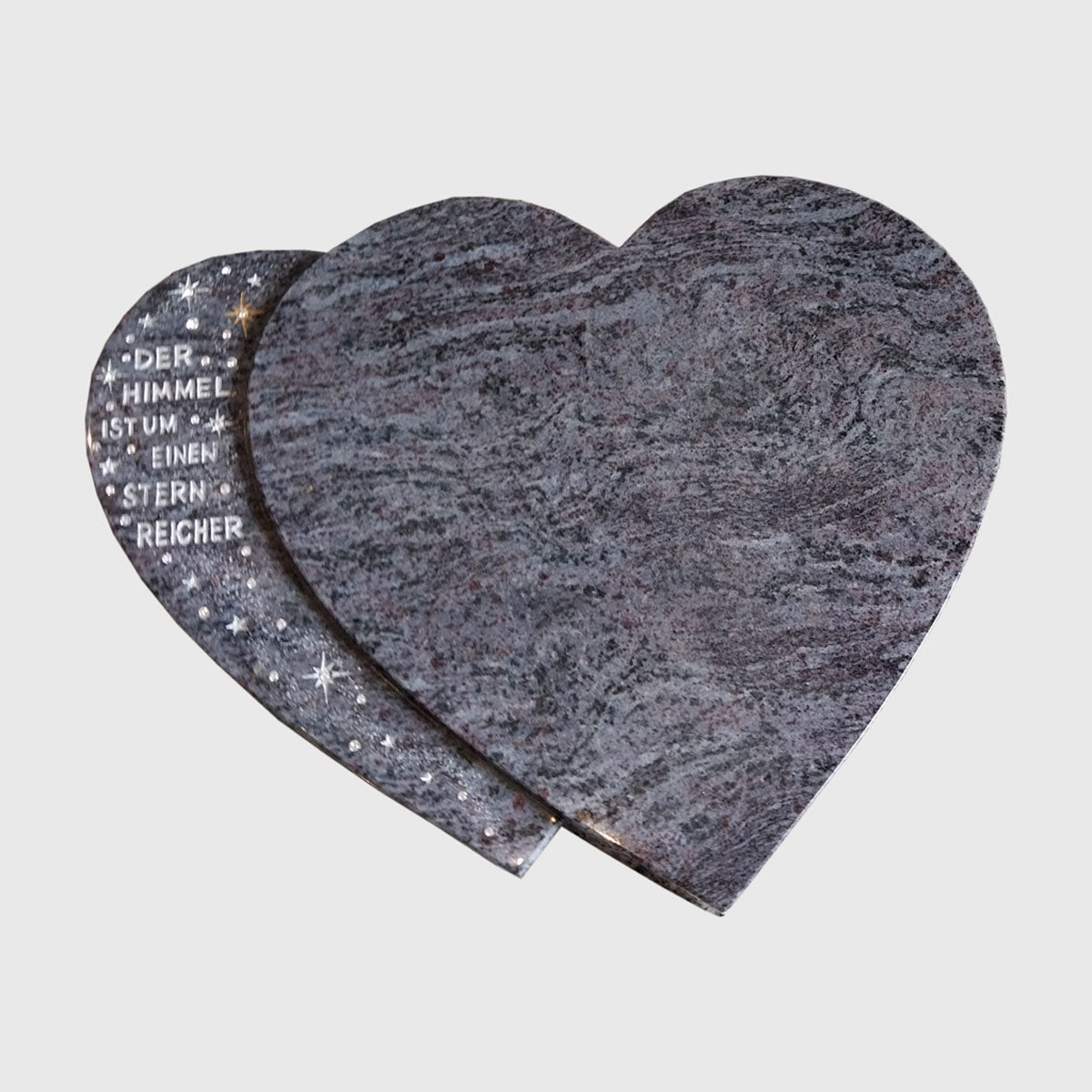 Liegendes Grabherz aus Orion Blue Granit mit Sternmotiv und Inschrift.