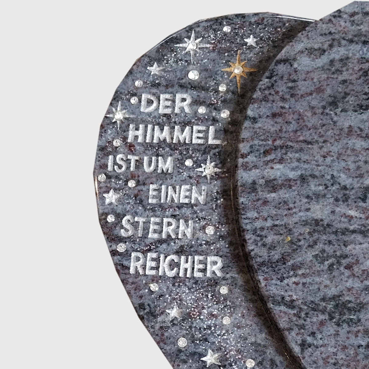 Liegendes Grabherz aus Orion Blue Granit mit Sternmotiv und Inschrift.