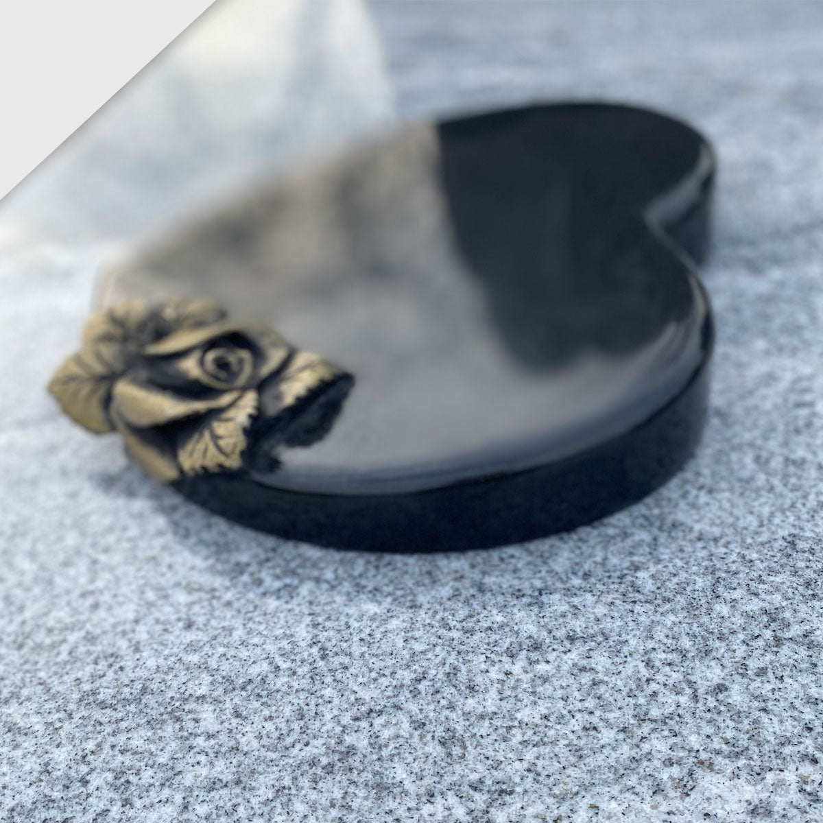 Liegender Herz-Gedenkstein aus Premium Black Granit mit bronzefarbener Rose – auch mit Ritzbild und in Orion Blue, Himalaya, Indisch Aurora und Star Galaxy erhältlich