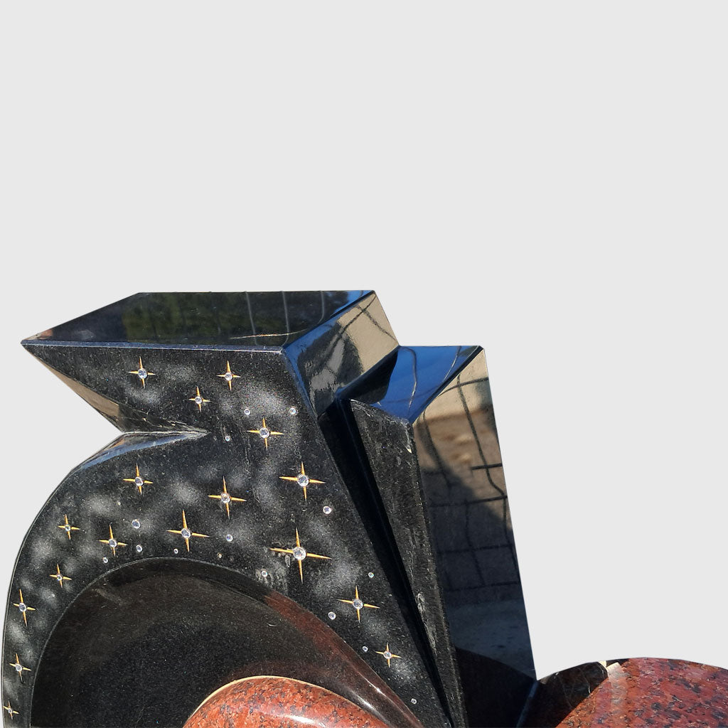 Grabstein Herz aus Imperial Red Granit mit Strass und Fassung aus Premium Black Granit
