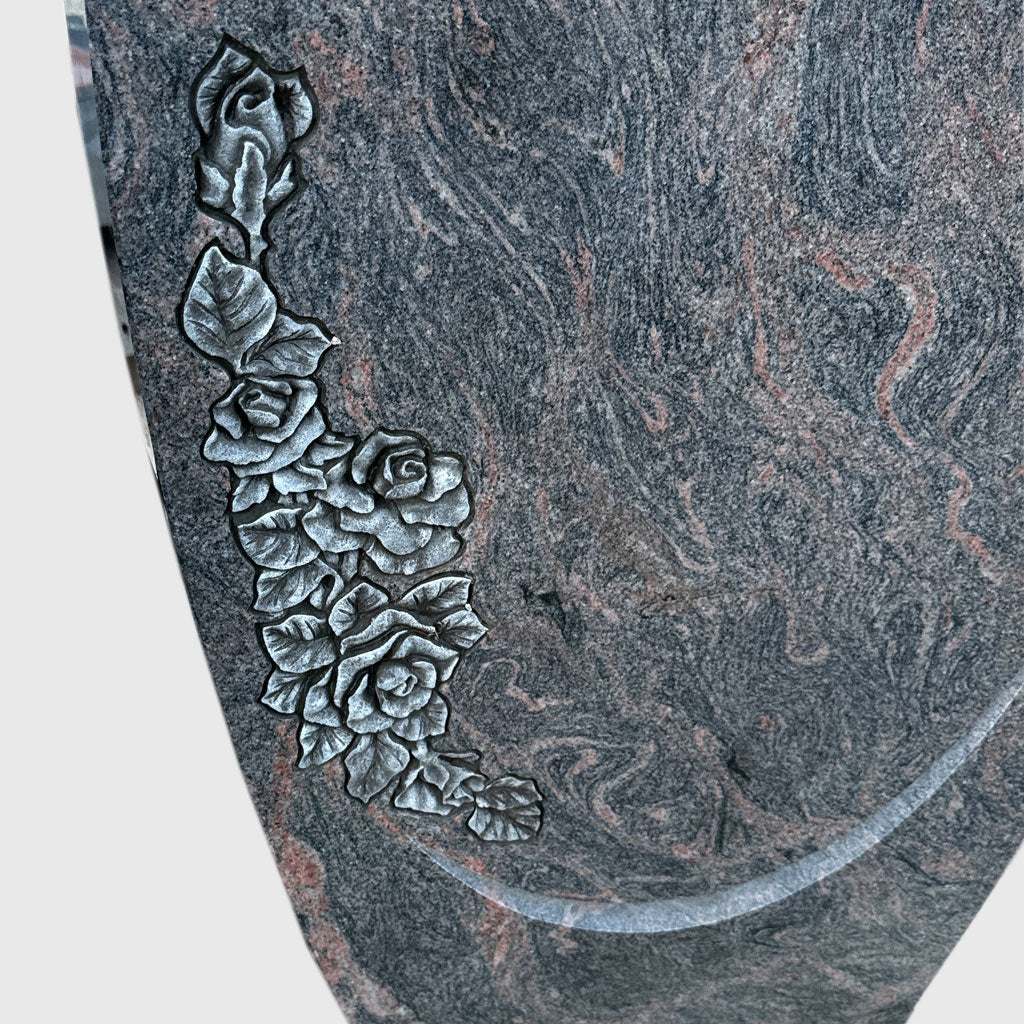 Stele aus Himalaya Granit mit rot-brauner Maserung und floralem Ornament – elegantes Naturstein-Grabmal