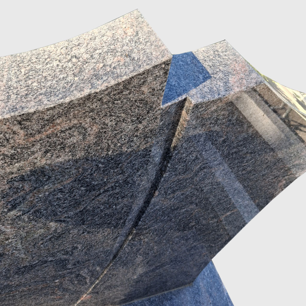 Einzelgrab aus Himalaya Granit – geschwungene Vertiefung & edles Design