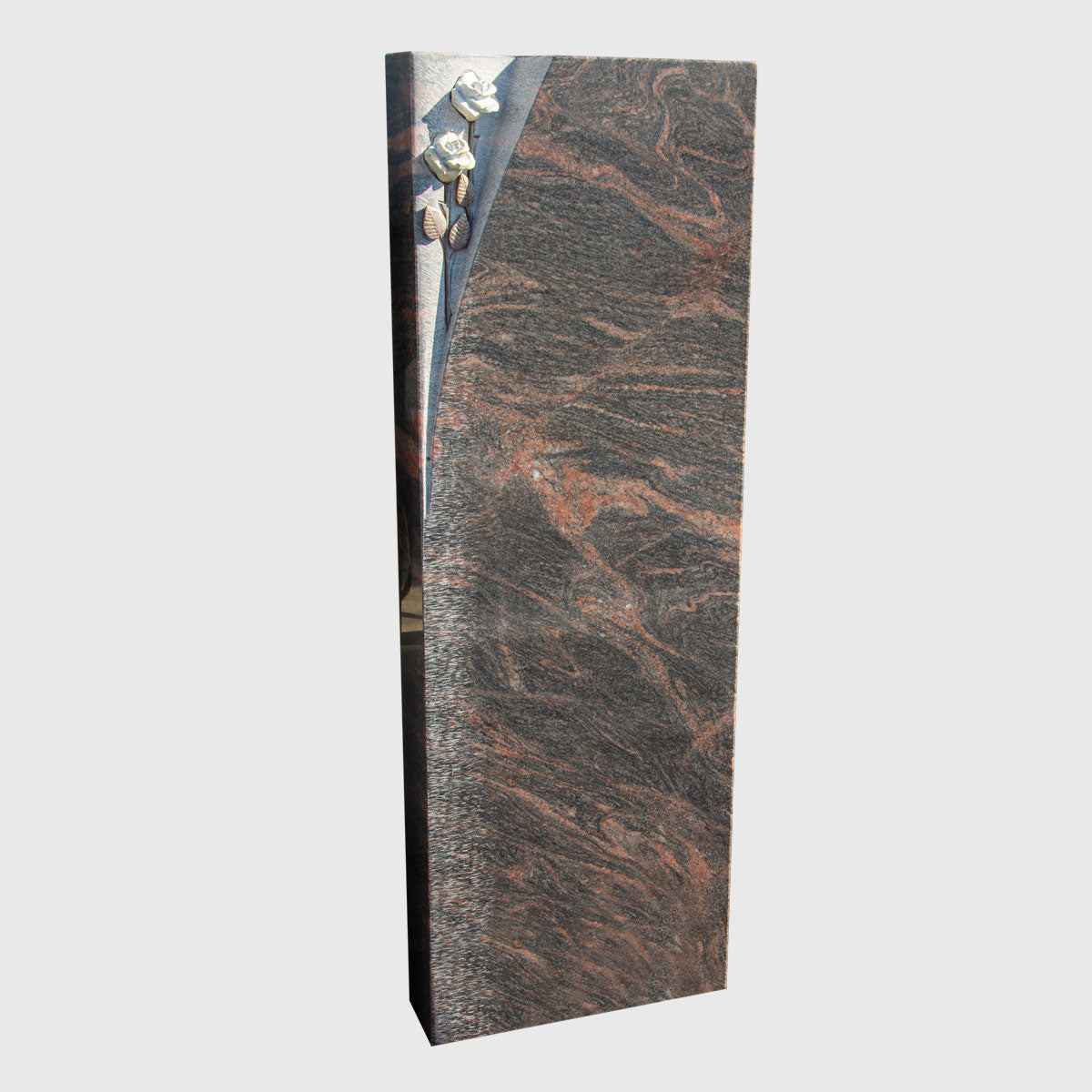 Grabstein in Stelenform aus Himalaya Granit mit Rosenornament.