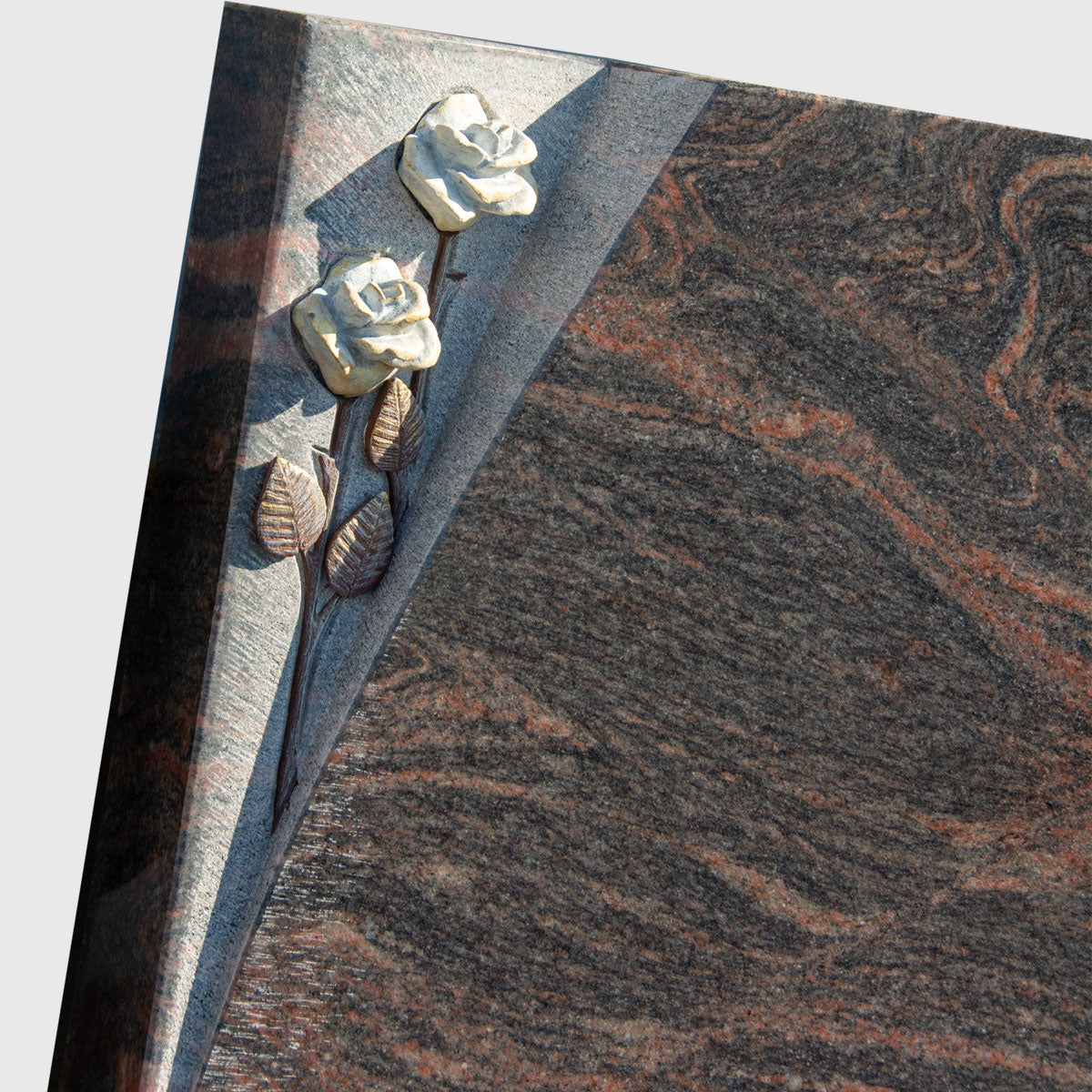 Grabstein in Stelenform aus Himalaya Granit mit Rosenornament.