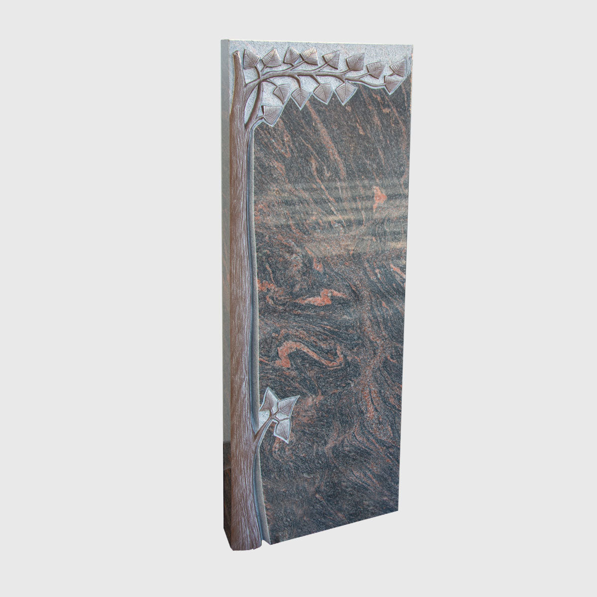 Stele aus Himalaya Granit mit Baum- und Blätterornament – elegantes Naturstein-Grabmal mit warmer Maserung