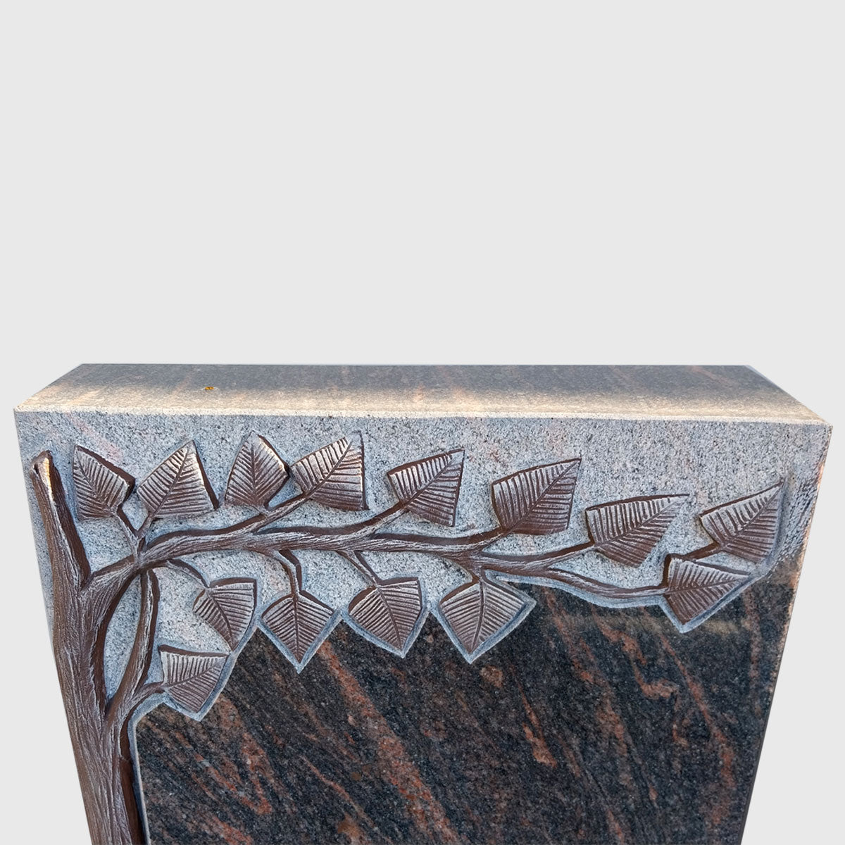 Stele aus Himalaya Granit mit Baum- und Blätterornament – elegantes Naturstein-Grabmal mit warmer Maserung