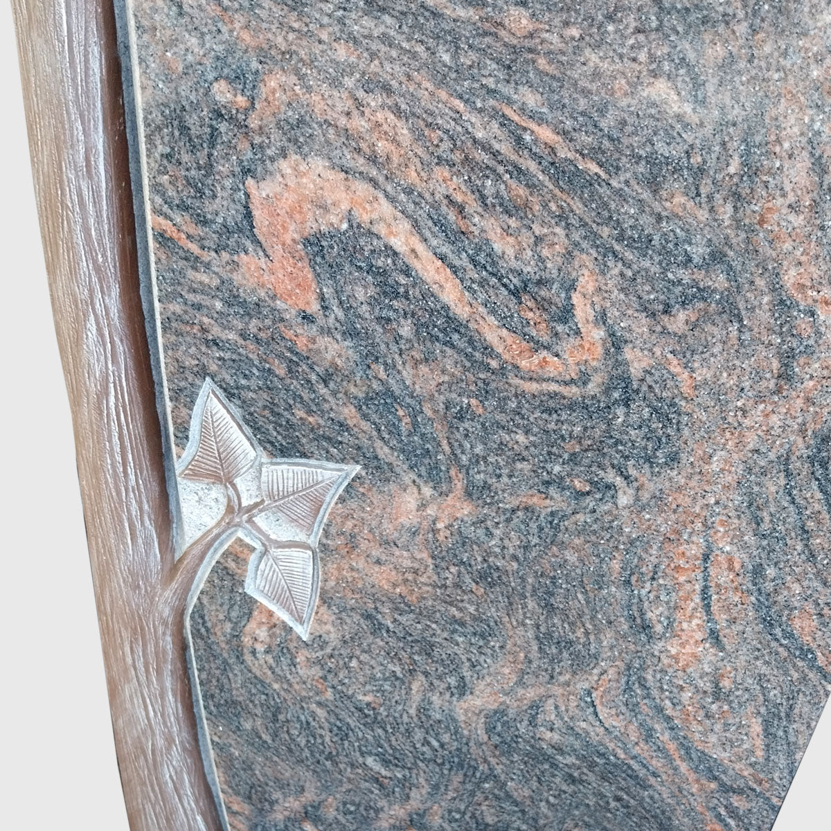 Stele aus Himalaya Granit mit Baum- und Blätterornament – elegantes Naturstein-Grabmal mit warmer Maserung