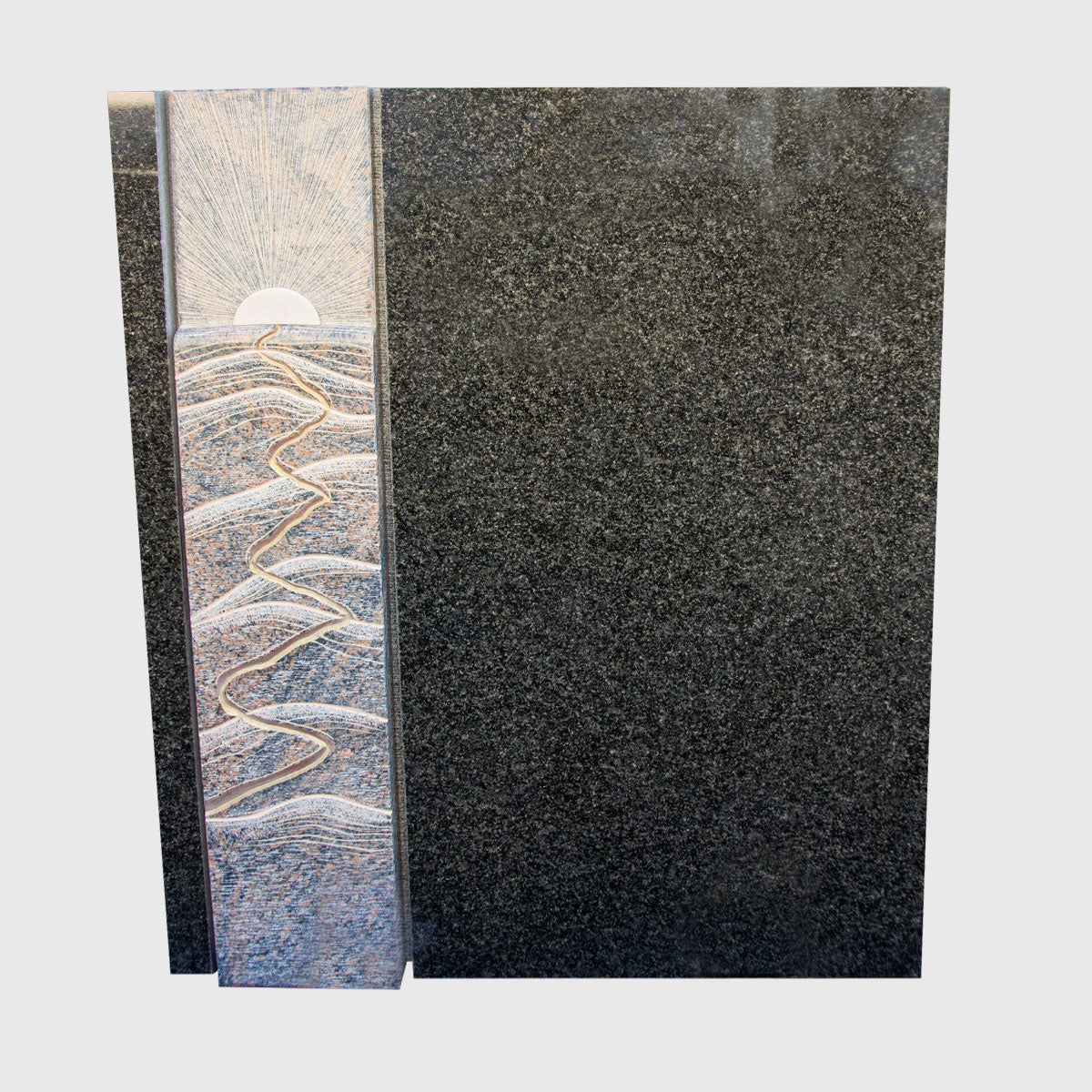 Grabstein aus Impala Granit mit Ornament aus Himalaya Granit – Darstellung von Sonne, Bergen und Fluss als Symbol für Hoffnung und Neubeginn