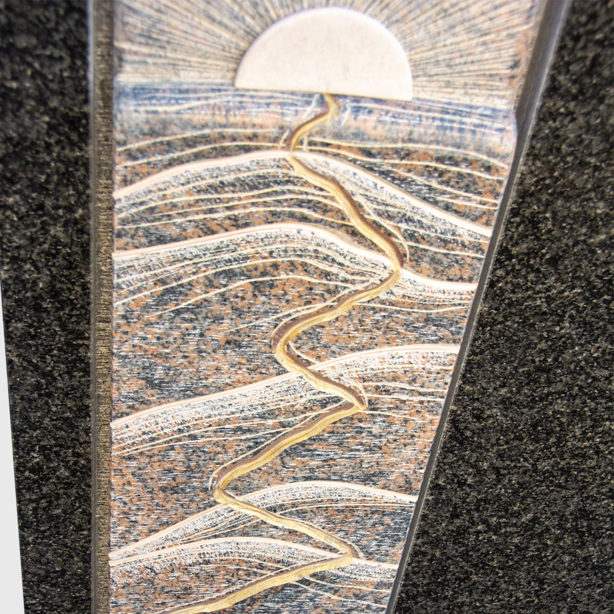 Grabstein aus Impala Granit mit Ornament aus Himalaya Granit – Darstellung von Sonne, Bergen und Fluss als Symbol für Hoffnung und Neubeginn