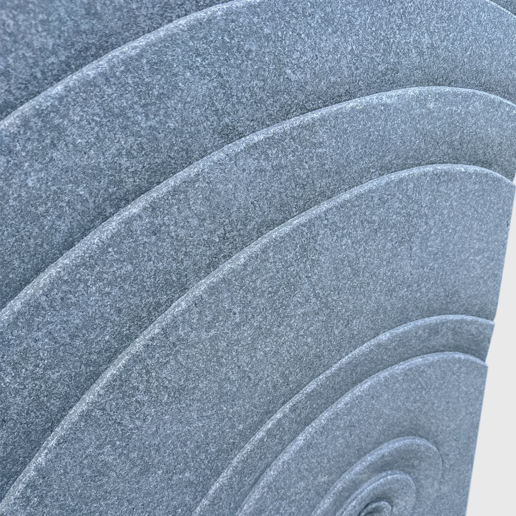 Grabstein aus Impala Granit – matt geschliffen mit Kreisornament – Stone Lounge