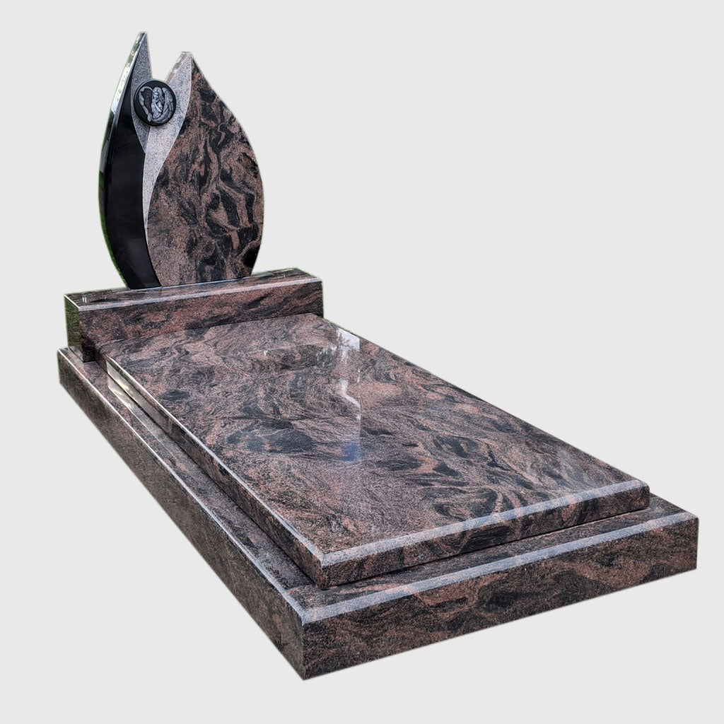 Grabmal aus Aurora- und Premium Black Granit, zweiteilig mit Engel-Ornament Ritzbild – Stone Lounge