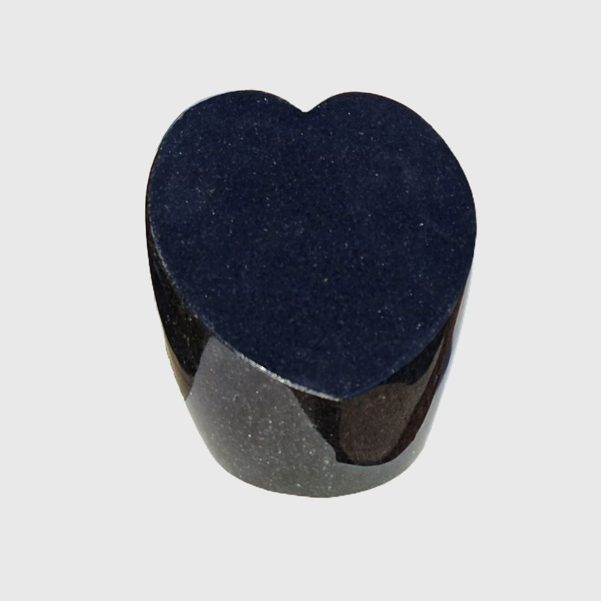 Gedenkstein in Herzform aus Premium Black Granit mit schräger, polierter Fläche