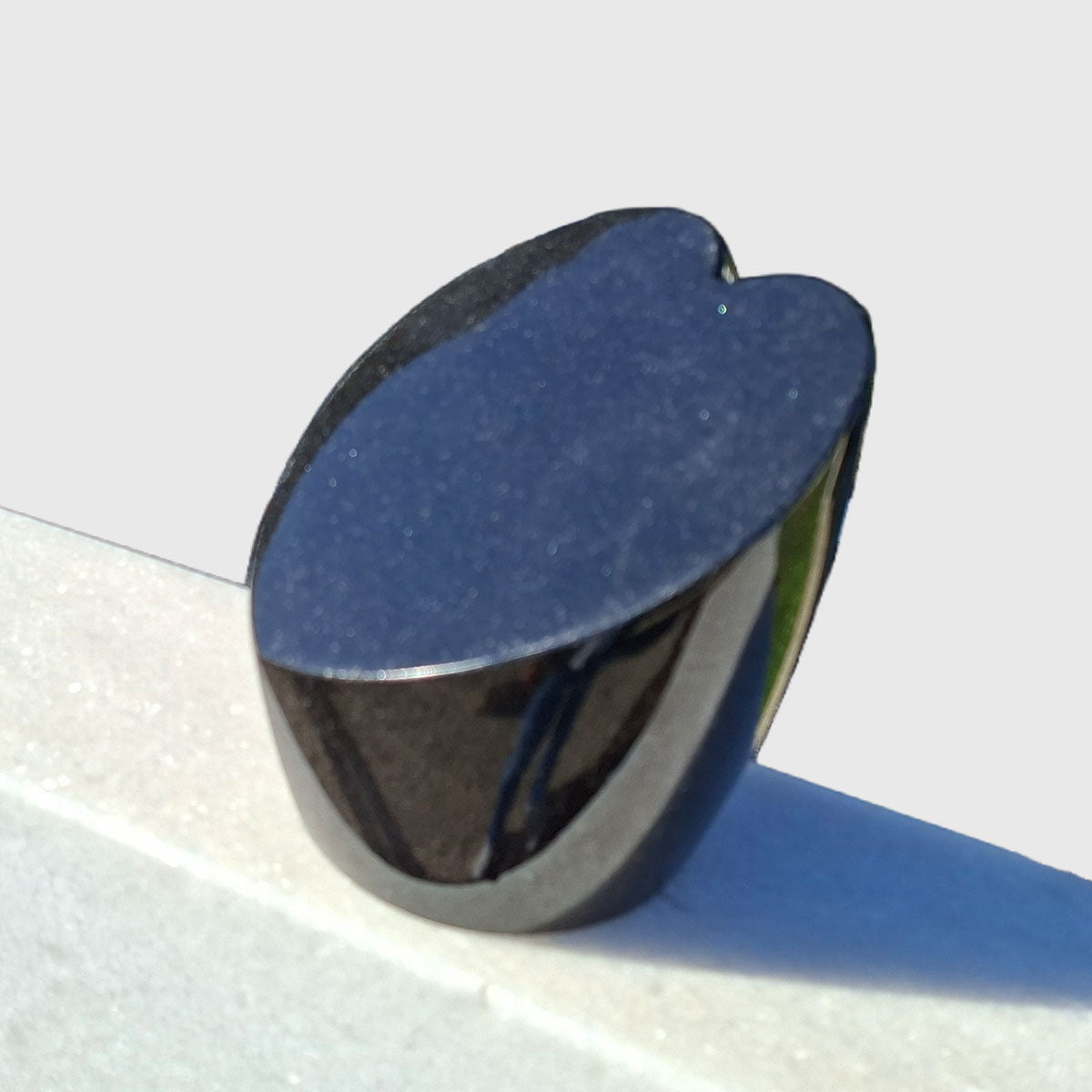 Gedenkstein in Herzform aus Premium Black Granit mit schräger, polierter Fläche