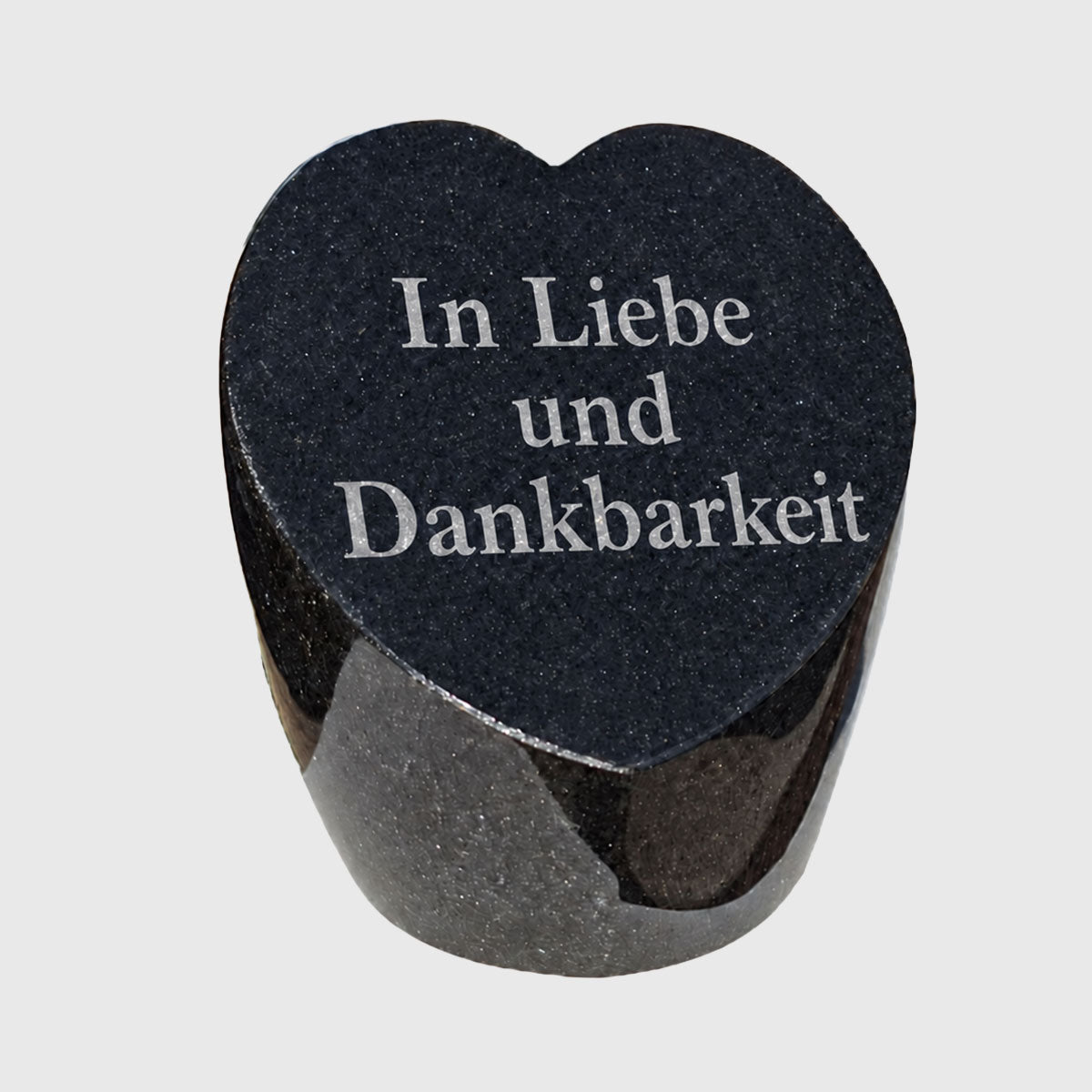 Herzförmiger Gedenkstein mit der Inschrift „In Liebe und Dankbarkeit“
