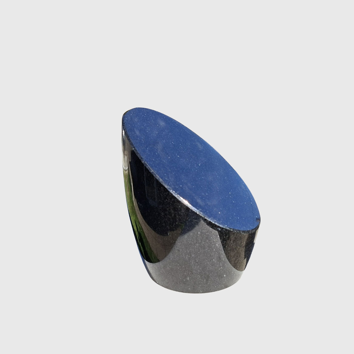 Ovaler Gedenkstein aus Premium Black Granit mit schräger, polierter Fläche