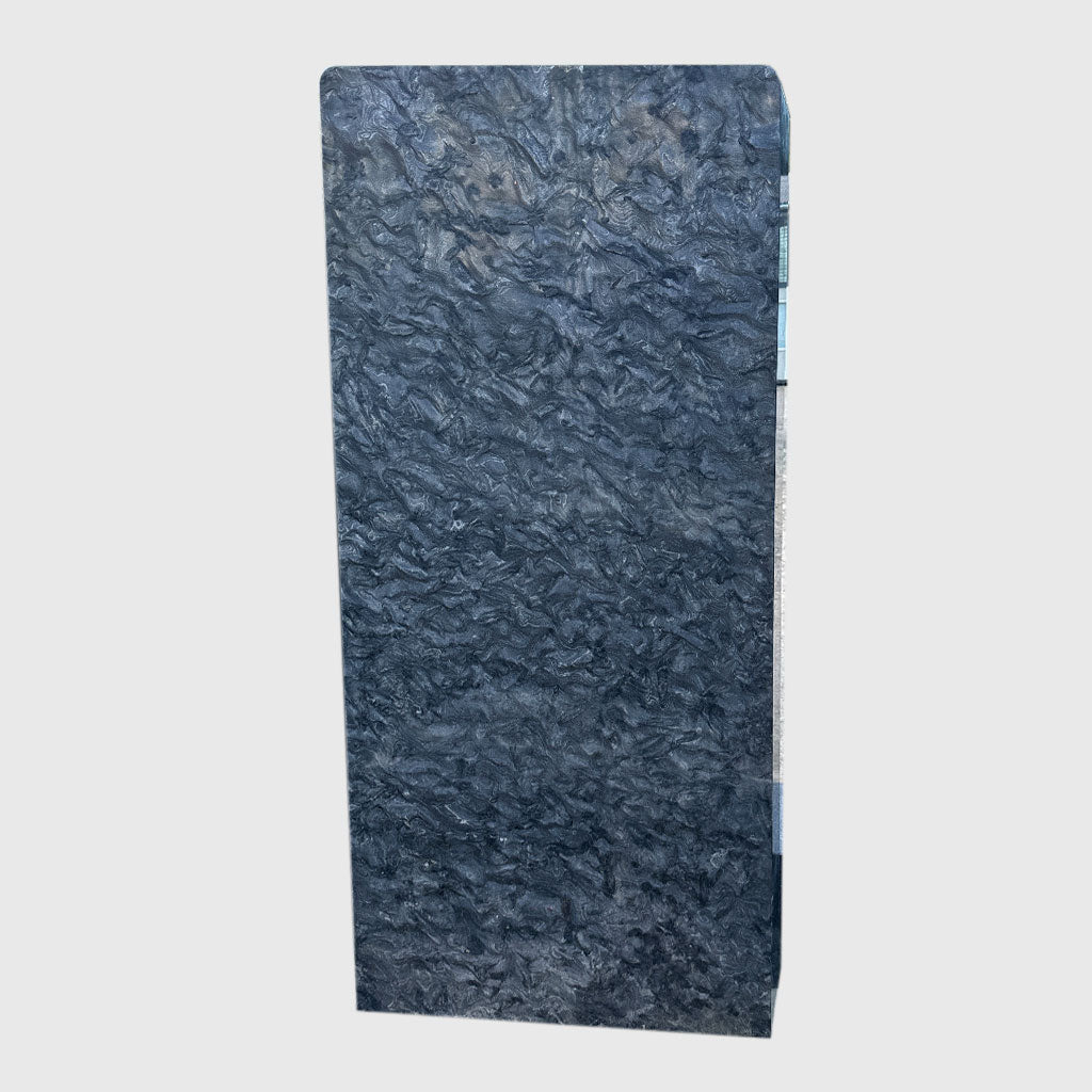 Grabstein aus Matrix Granit mit dunkler, markanter Struktur – Stone Lounge