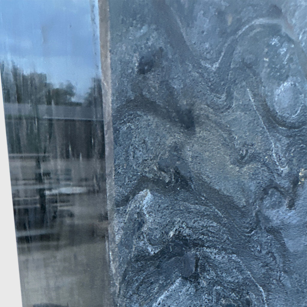 Grabstein aus Matrix Granit mit dunkler, markanter Struktur – Stone Lounge