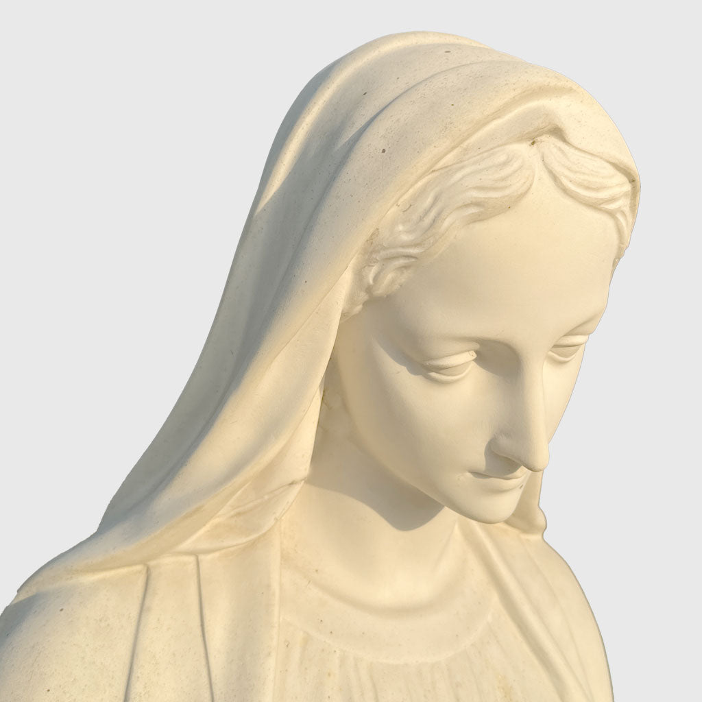 Marienfigur aus Gussmarmor in Weiß – neuwertig mit kleinen Schäden – Stone Lounge