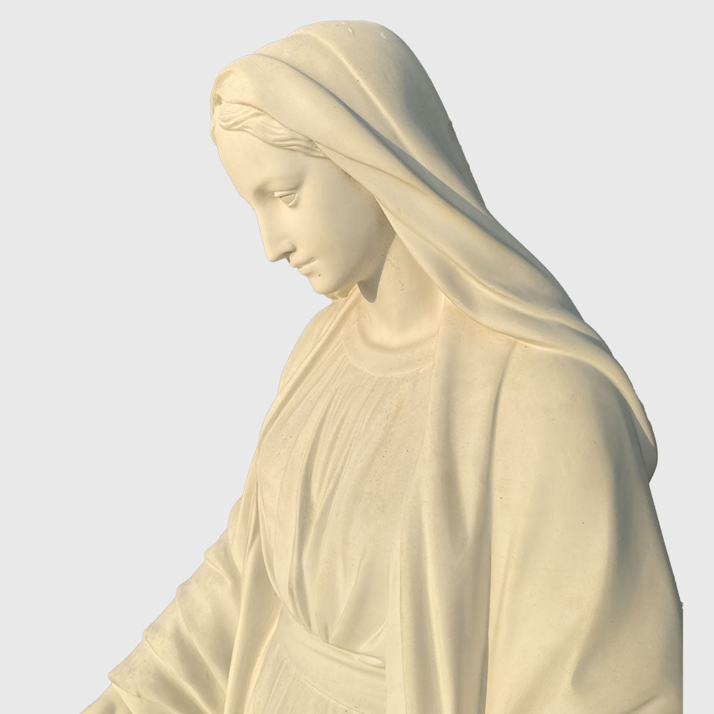 Marienfigur aus Gussmarmor in Weiß – neuwertig mit kleinen Schäden – Stone Lounge
