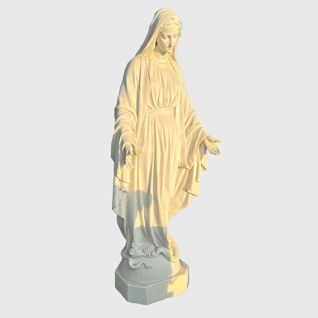Marienfigur aus Gussmarmor in Weiß – neuwertig mit kleinen Schäden – Stone Lounge
