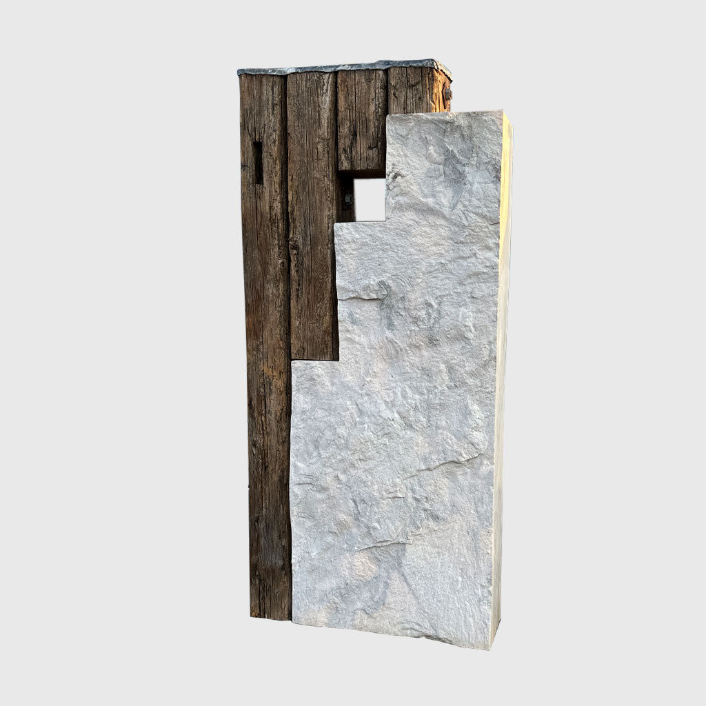 Grabstein in Stelenform aus Pallisandro Marmor und Altholz – moderne Kombination aus Naturstein und Holz