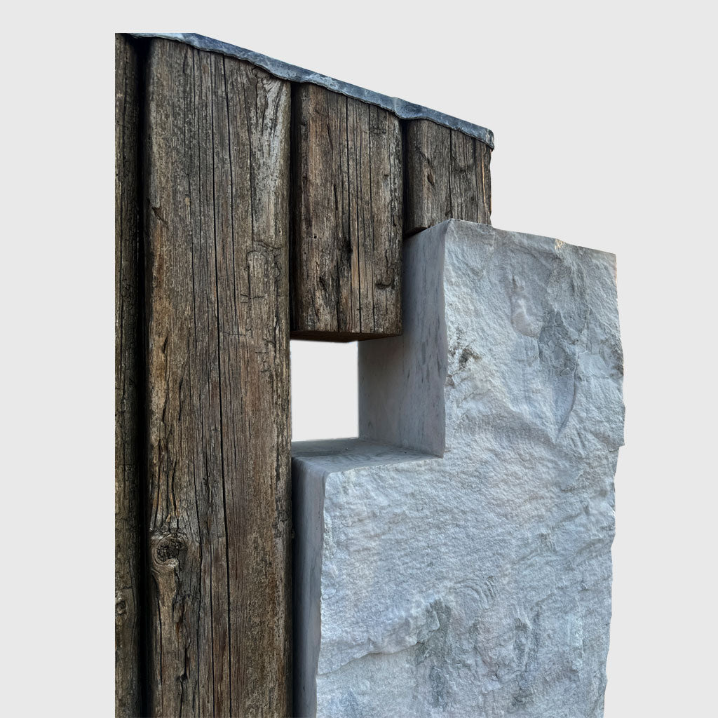 Grabstein in Stelenform aus Pallisandro Marmor und Altholz – moderne Kombination aus Naturstein und Holz