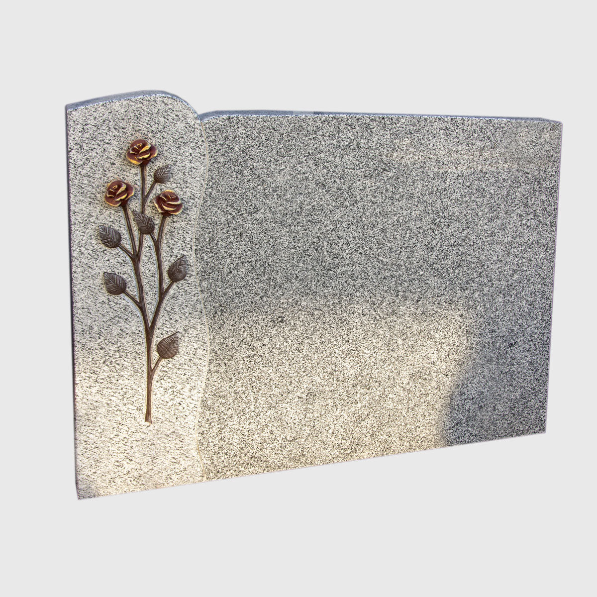Breitformat Grabstein aus österreichischem Neuhauser Granit mit Rosenornament aus Stein