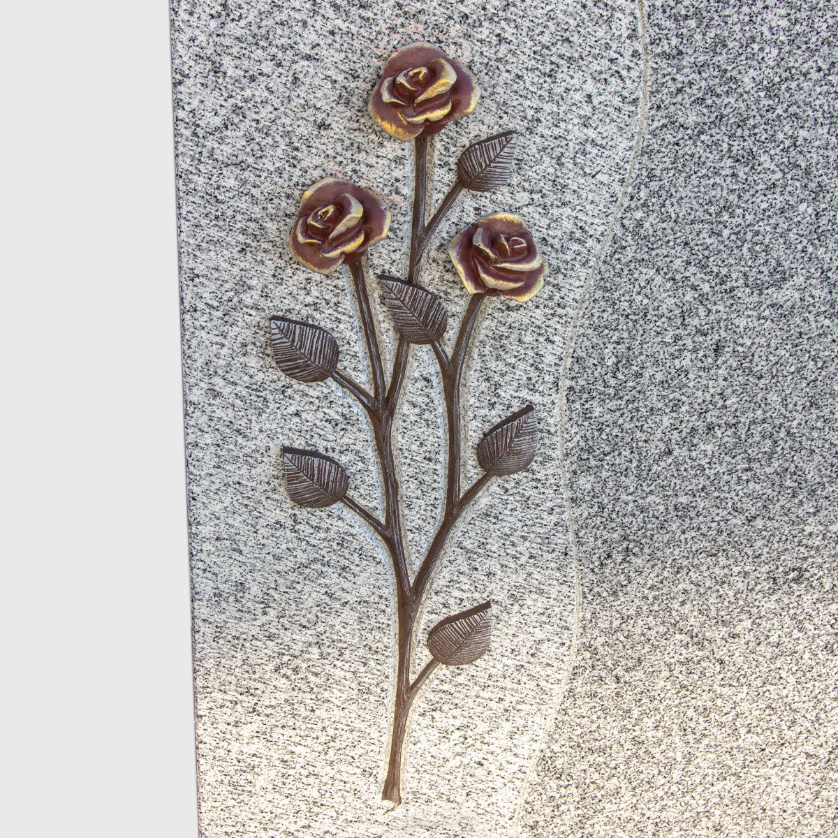 Breitformat Grabstein aus österreichischem Neuhauser Granit mit Rosenornament aus Stein