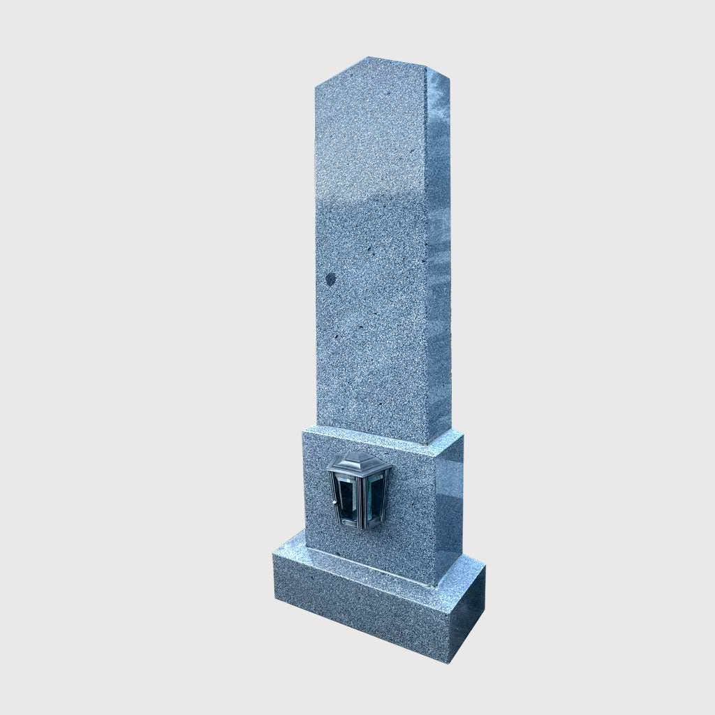 Grabstein aus Neuhauser Granit – klassisches Naturstein-Grabmal mit Sockel und integrierter Laterne