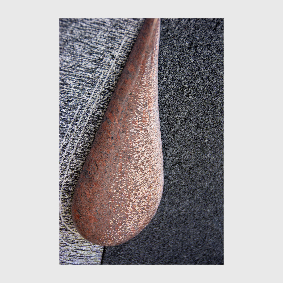Grabstein aus heimischem Gebhartser Granit mit rotem Tränen-Ornament – elegantes, langlebiges Naturstein-Grabmal aus Österreich