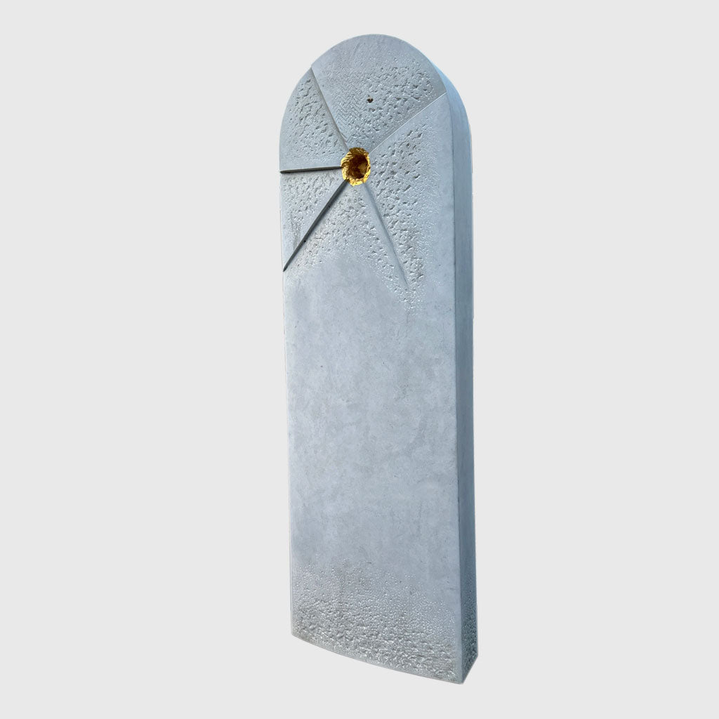 Grabstein aus Ocean Beige Marmor in Stelenform mit Sternornament – Stone Lounge