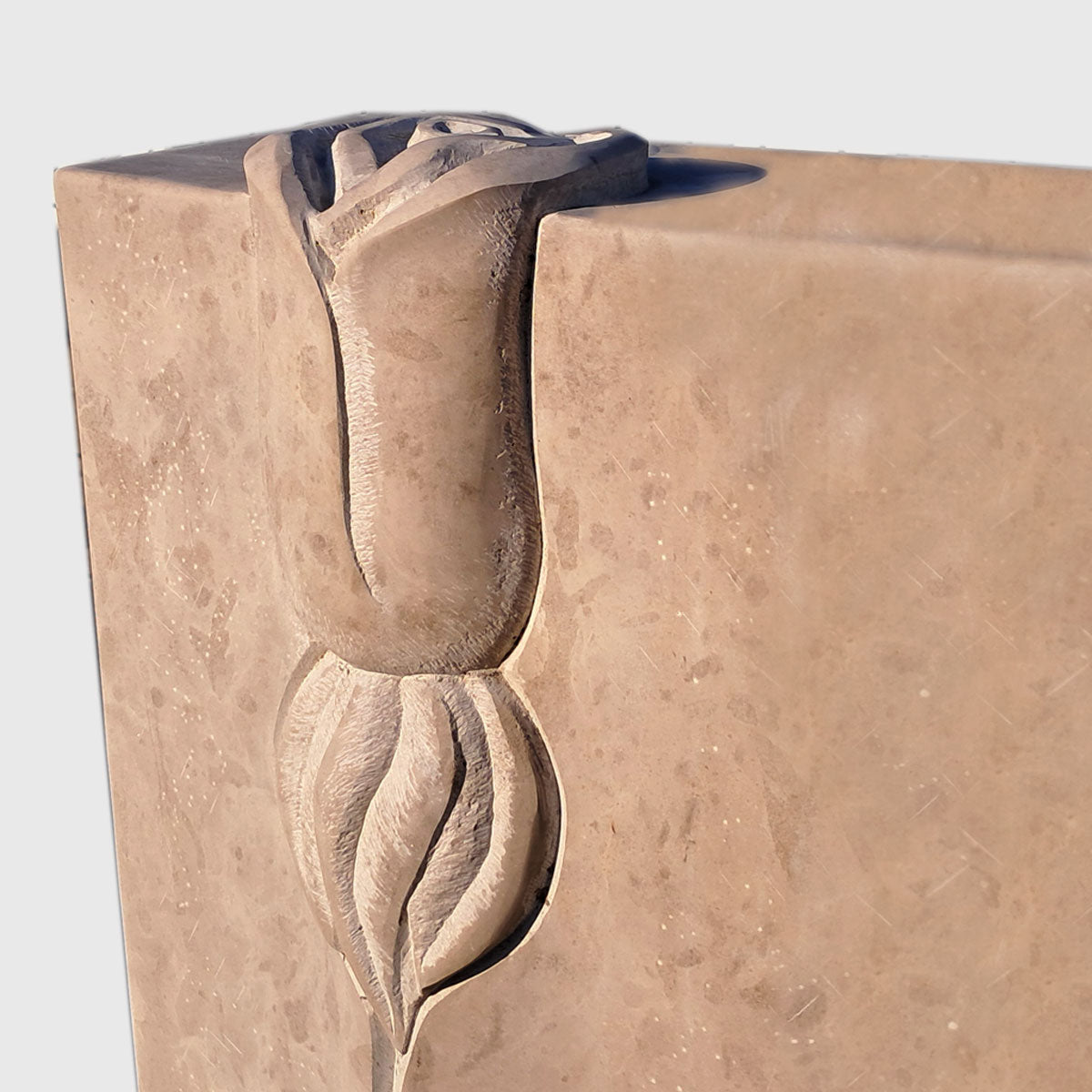 Grabstein aus Ocean Beige Marmor mit eingearbeiteter Rose